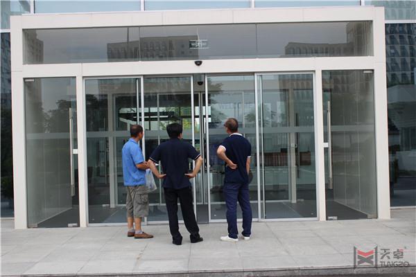 西安天卓自動門工程師維修現場