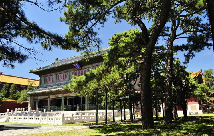 莊嚴氣派,文淵中學出入口銅門樓與圖書館銅裝飾 莊嚴氣派,文淵中學出入口銅門樓與圖書館銅裝飾