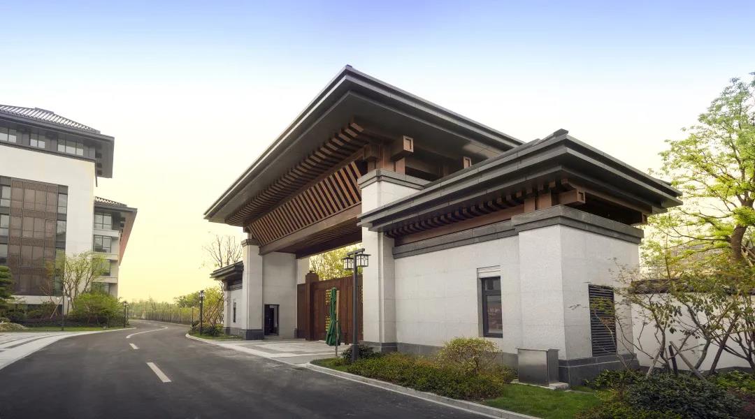 莊嚴氣派，文淵中學出入口銅門樓與圖書館銅裝飾