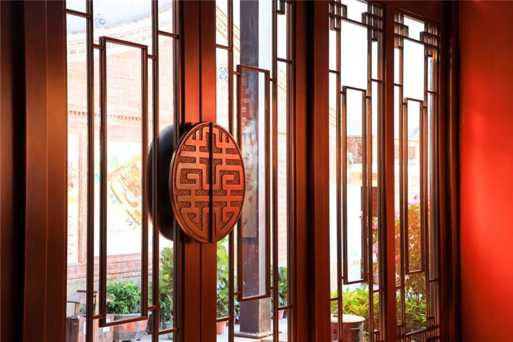碧瓦朱甍，醉美閩南印象，來旺良品堂文化館銅門！
