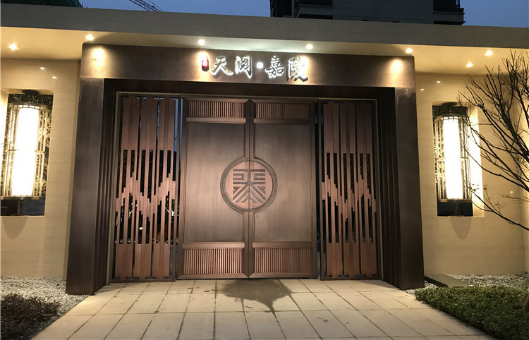 銅門成為富豪別墅的門面，誰在背后推動？