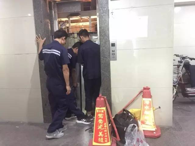  危險(xiǎn)！千萬別再用身體擋電梯自動(dòng)門了