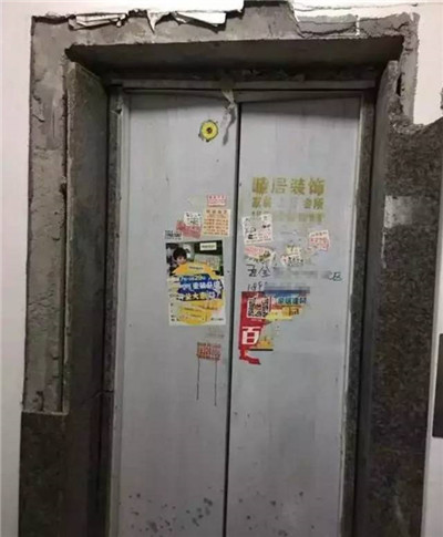  危險(xiǎn)！千萬別再用身體擋電梯自動(dòng)門了
