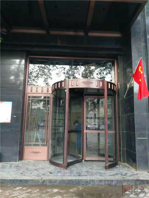 涇川三翼旋轉門