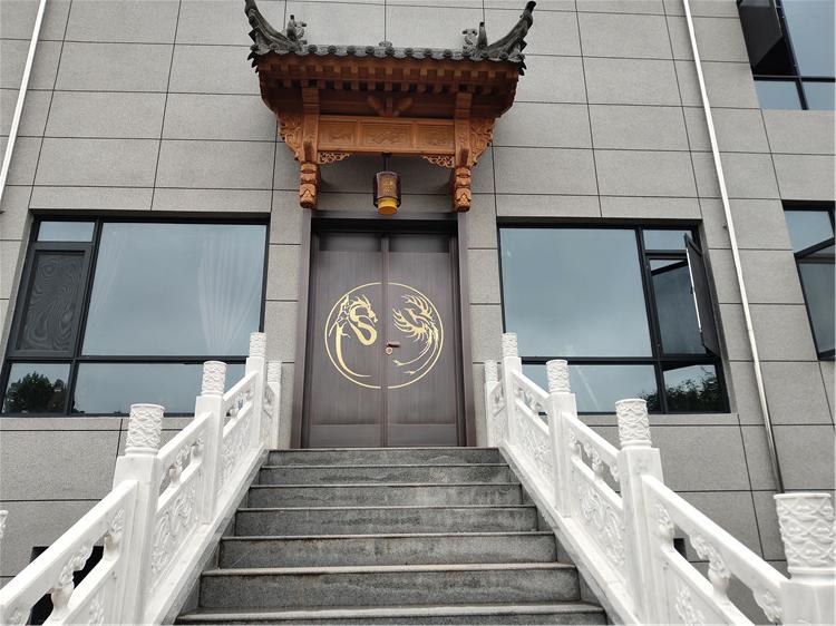后門——對開銅門繼承了傳統(tǒng)的純中式的風格