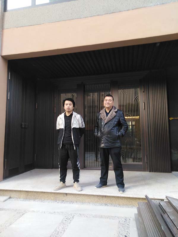 西安天卓銅門師傅和別墅業主合影 