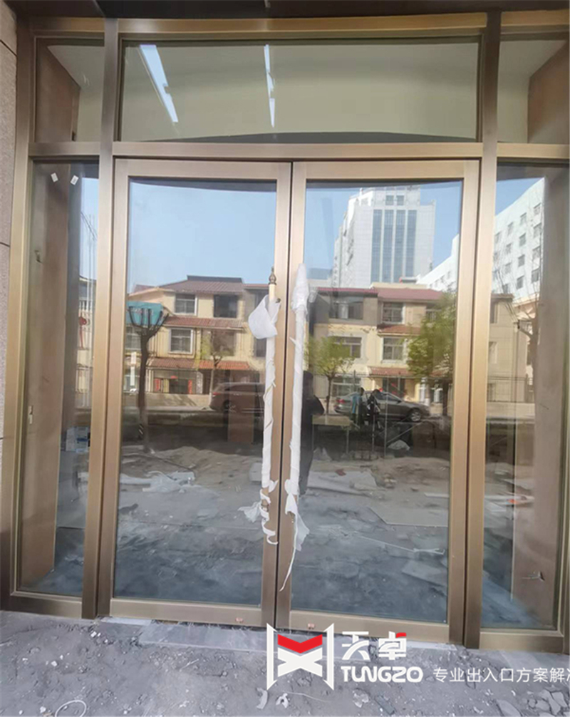 地彈門安裝現場