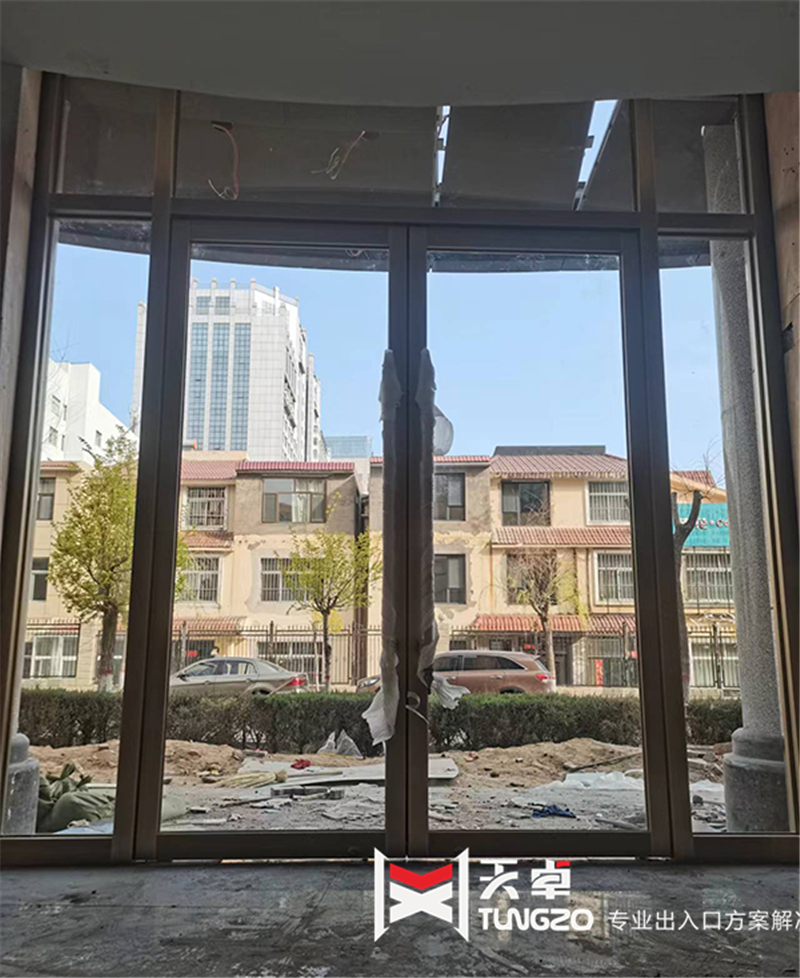 地彈門安裝現場