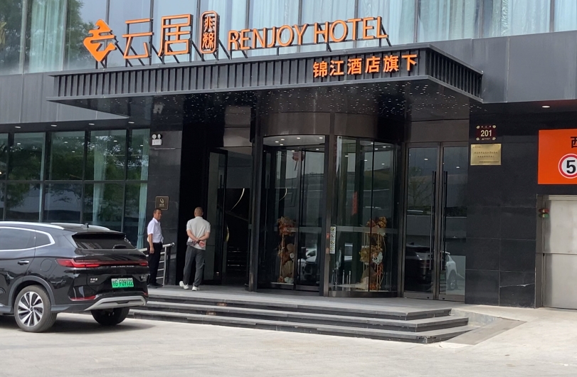 云居酒店打造西北首座智能兩翼旋轉門